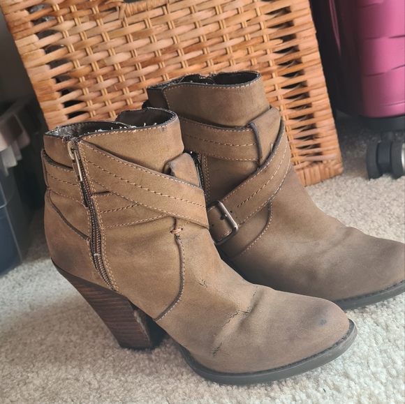 Boots - Picture 3 of 4